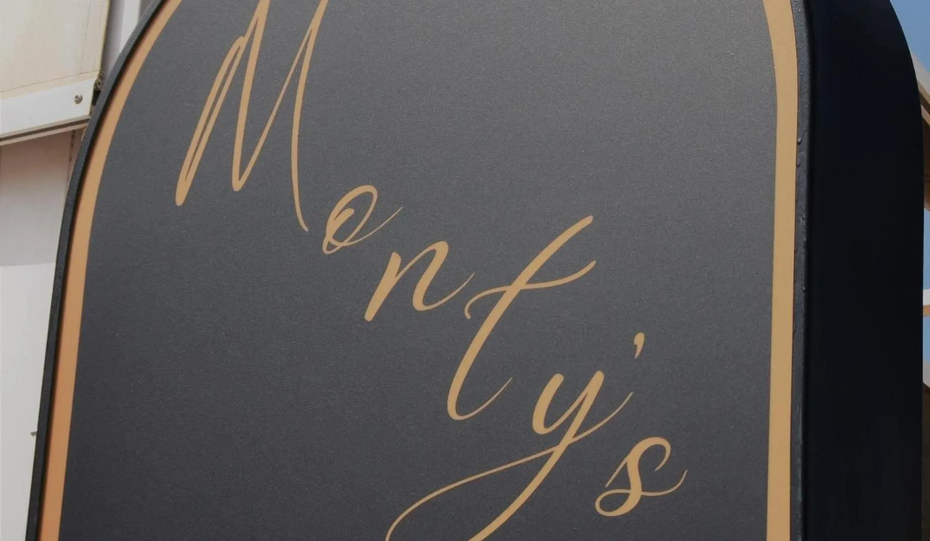 旅馆 Hostal Montys 内尔哈