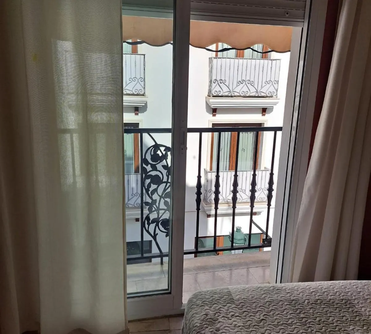 Hostal Montys Nerja Auberge de jeunesse
