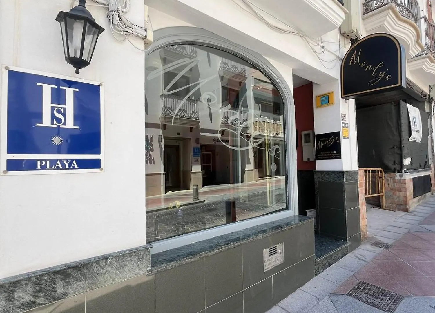 旅馆 Hostal Montys 内尔哈