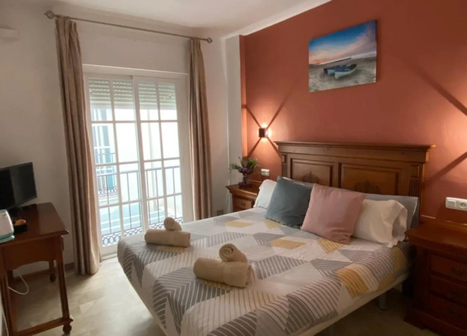 Hostal Montys 内尔哈 旅馆