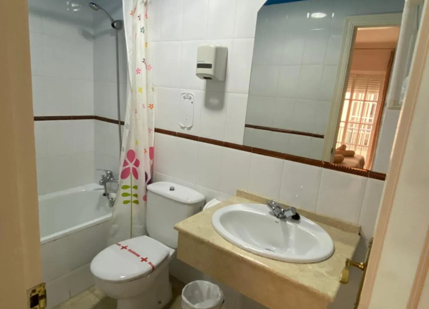 旅馆 Hostal Montys 内尔哈