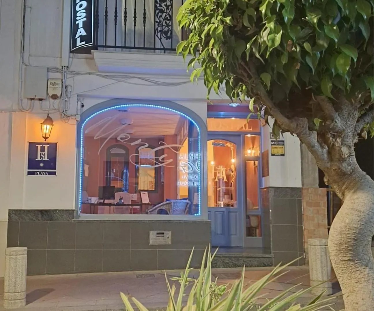 Hostal Montys Nerja Auberge de jeunesse